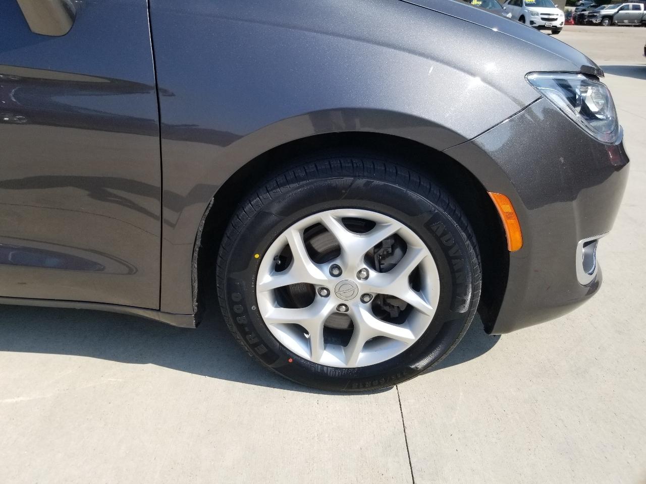 Chrysler Pacifica Touring FWD 2020