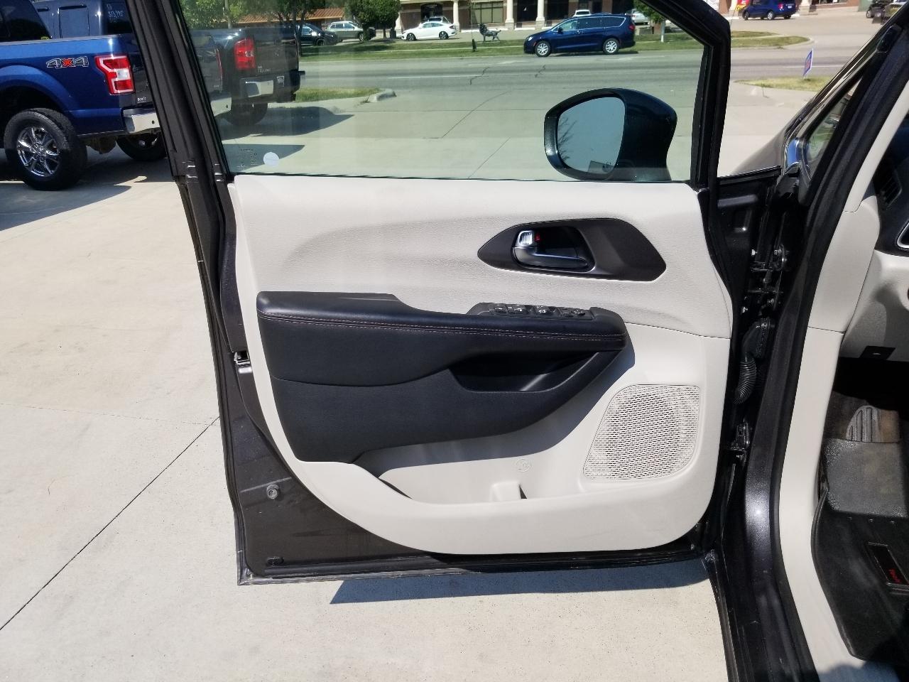Chrysler Pacifica Touring FWD 2020
