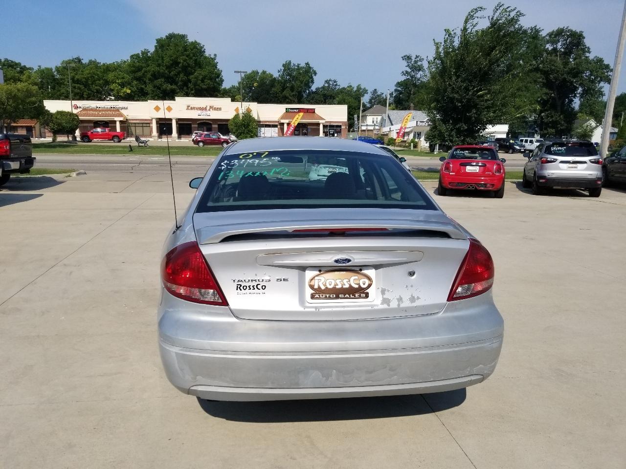 Ford Taurus 4dr Sdn SE 2007