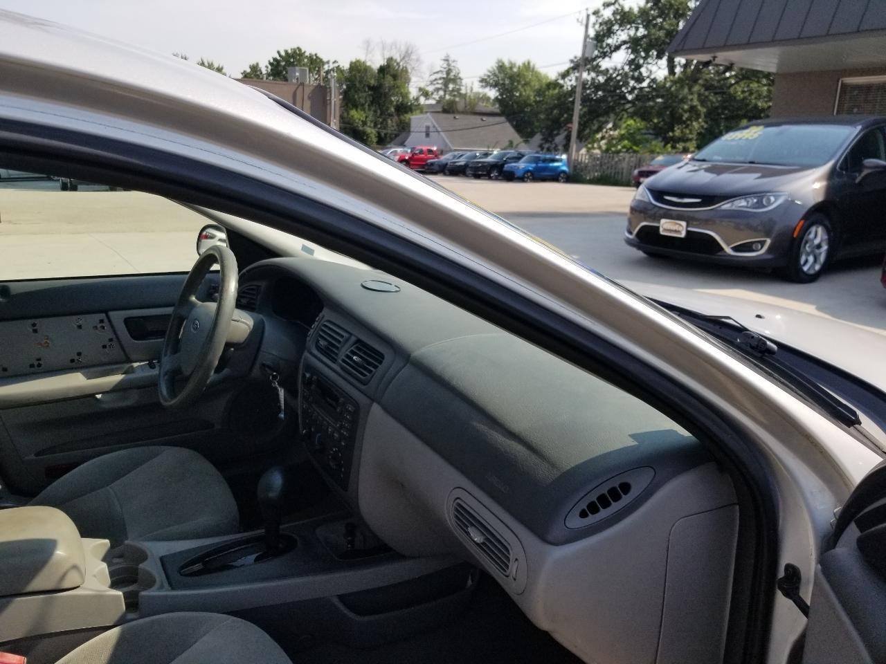 Ford Taurus 4dr Sdn SE 2007