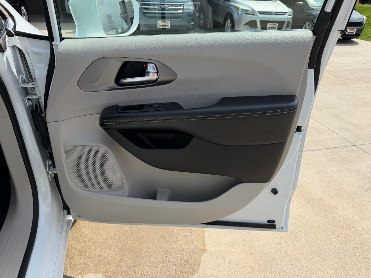 Chrysler Pacifica Touring L FWD 2021