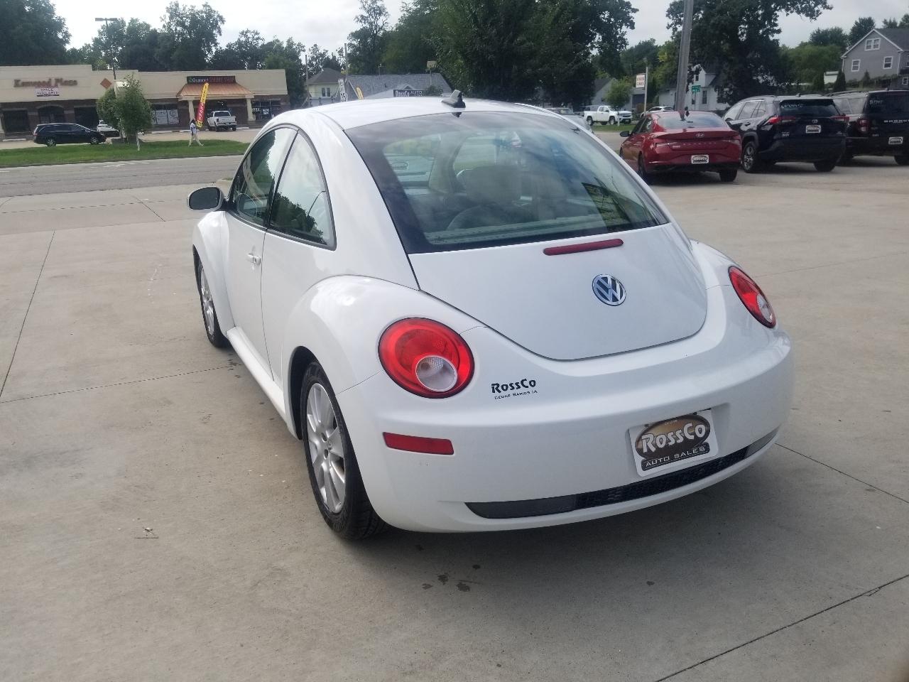 Volkswagen Beetle Coupe  2010