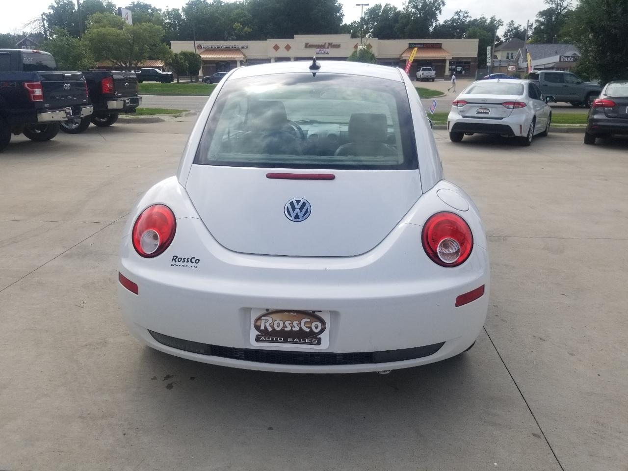 Volkswagen Beetle Coupe  2010