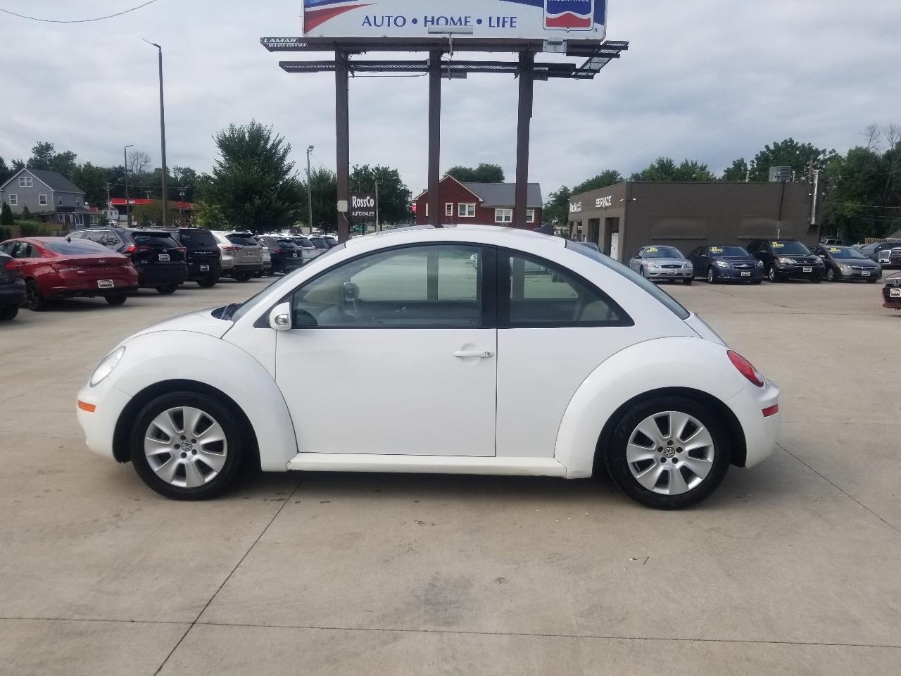 Volkswagen Beetle Coupe  2010