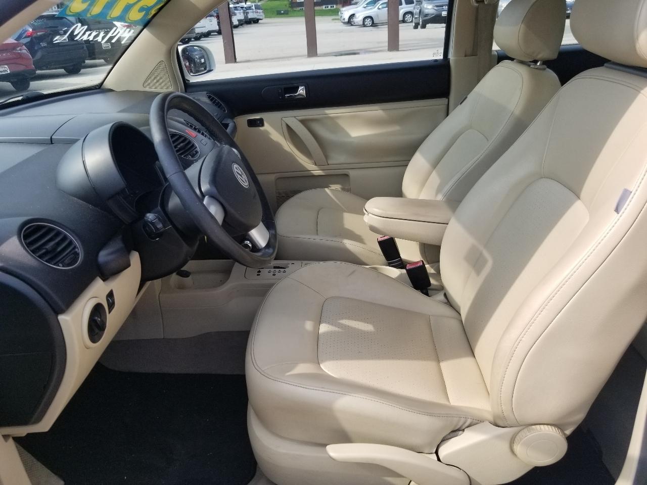 Volkswagen Beetle Coupe  2010