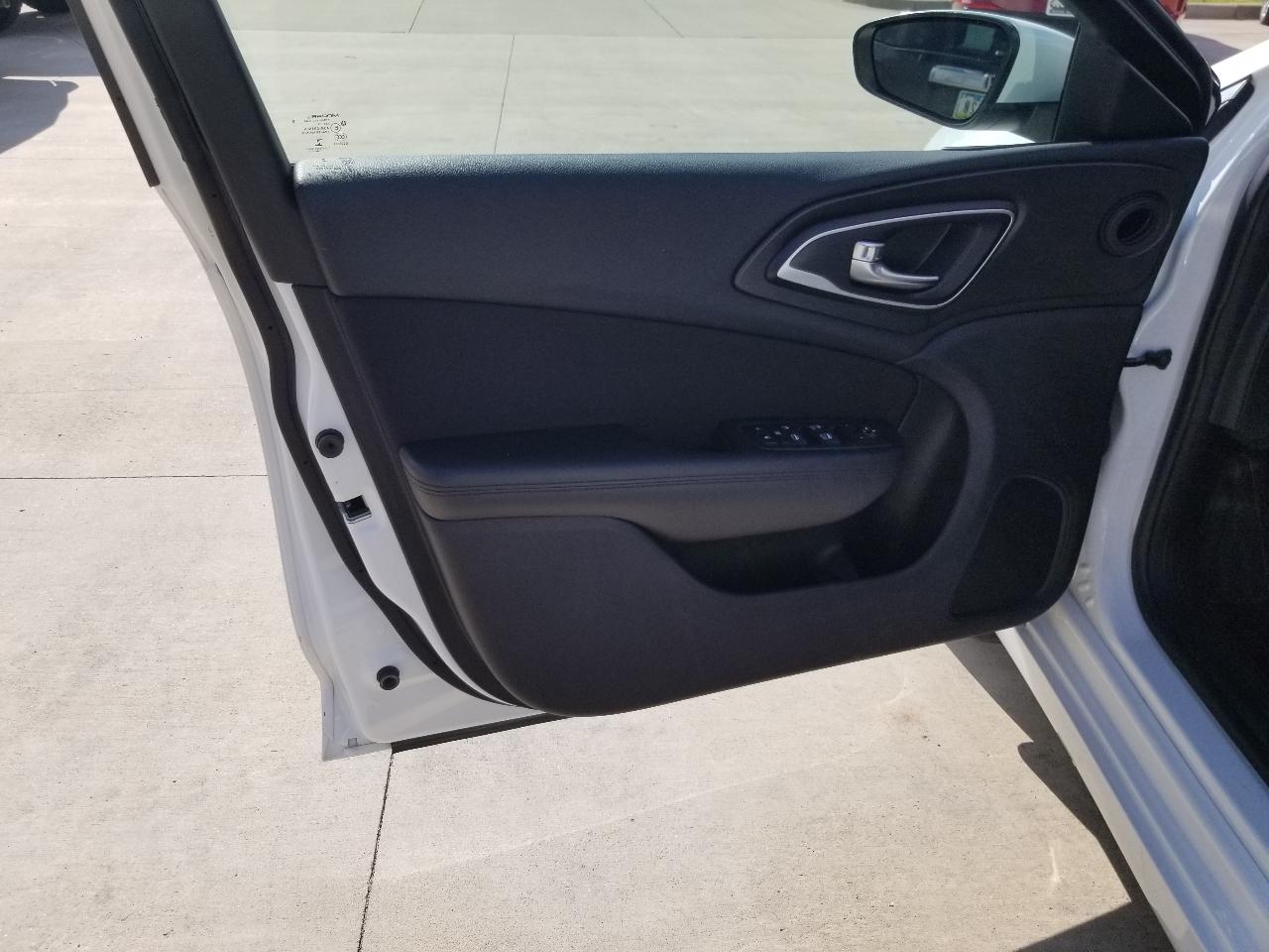Chrysler 200 4dr Sdn Limited FWD 2015