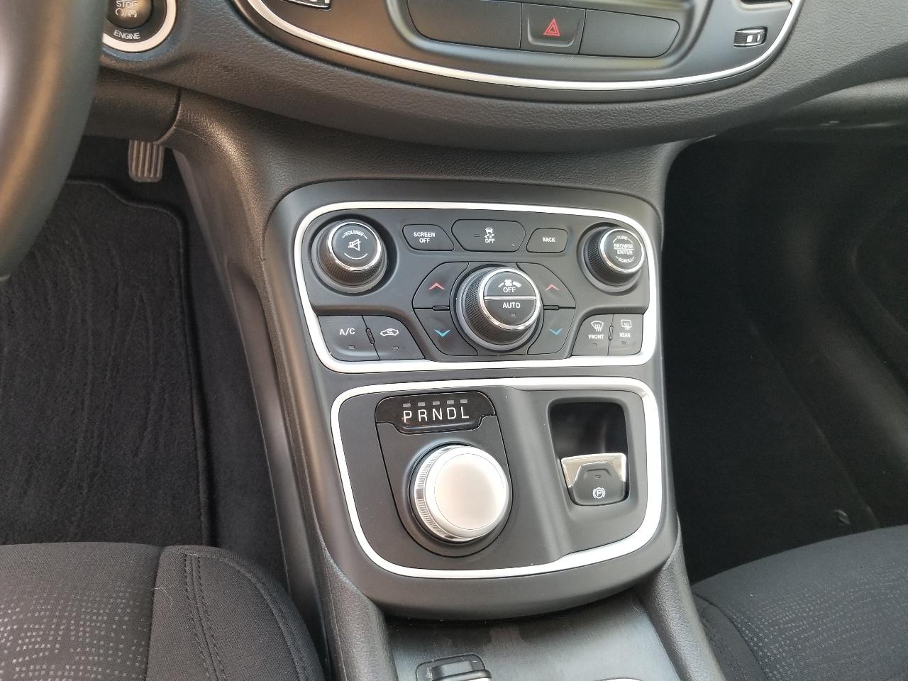 Chrysler 200 4dr Sdn Limited FWD 2015