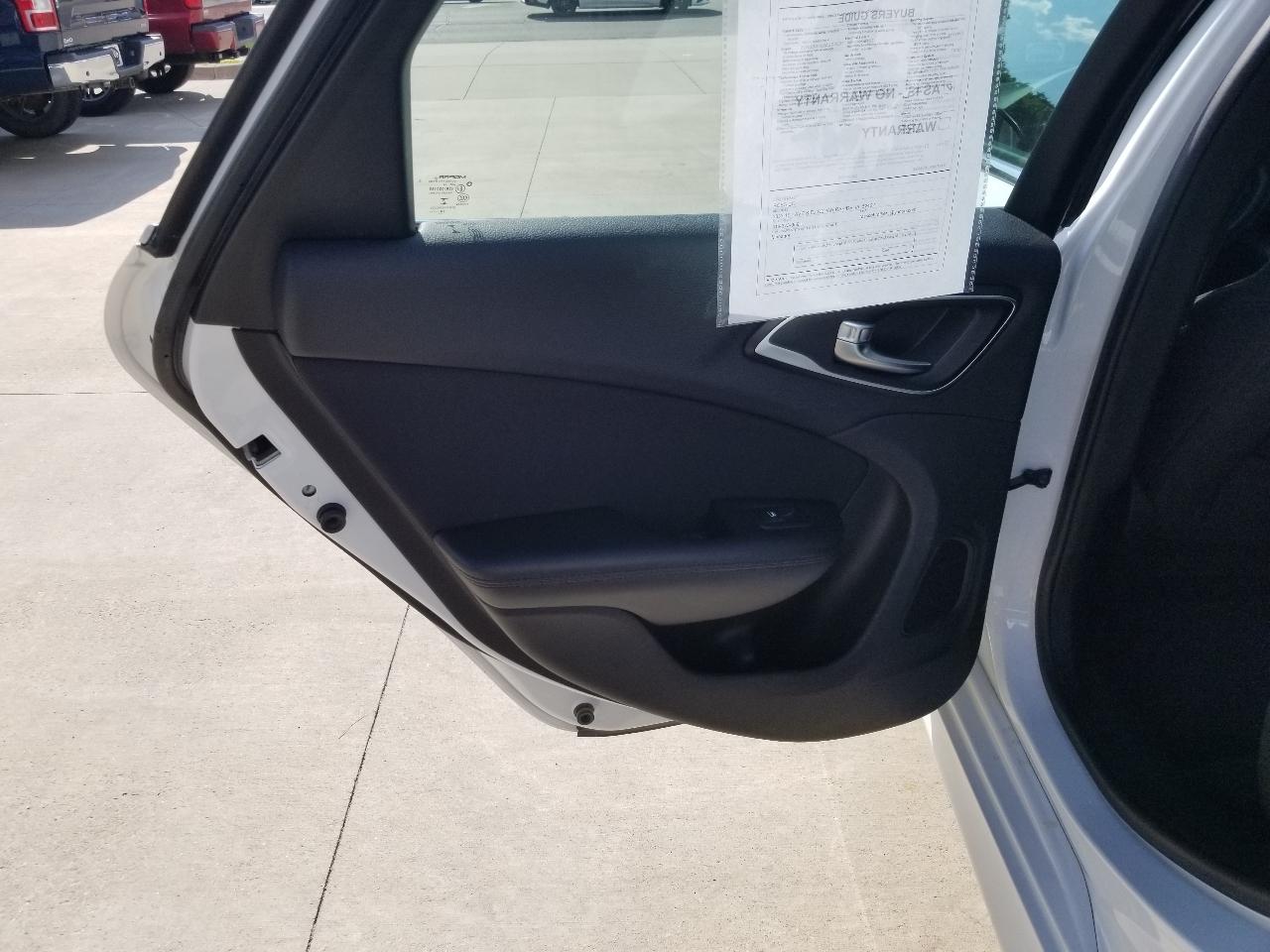 Chrysler 200 4dr Sdn Limited FWD 2015