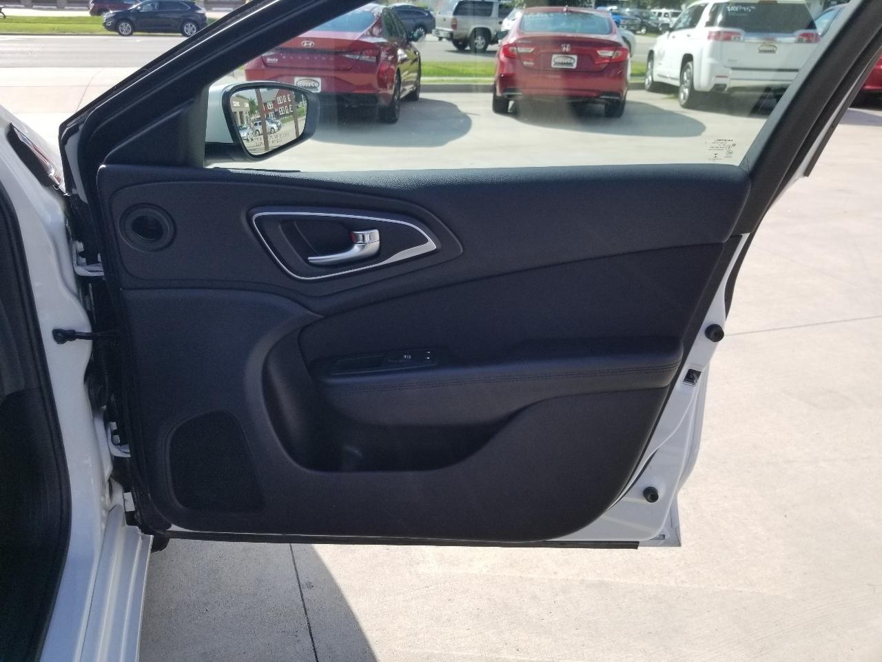 Chrysler 200 4dr Sdn Limited FWD 2015