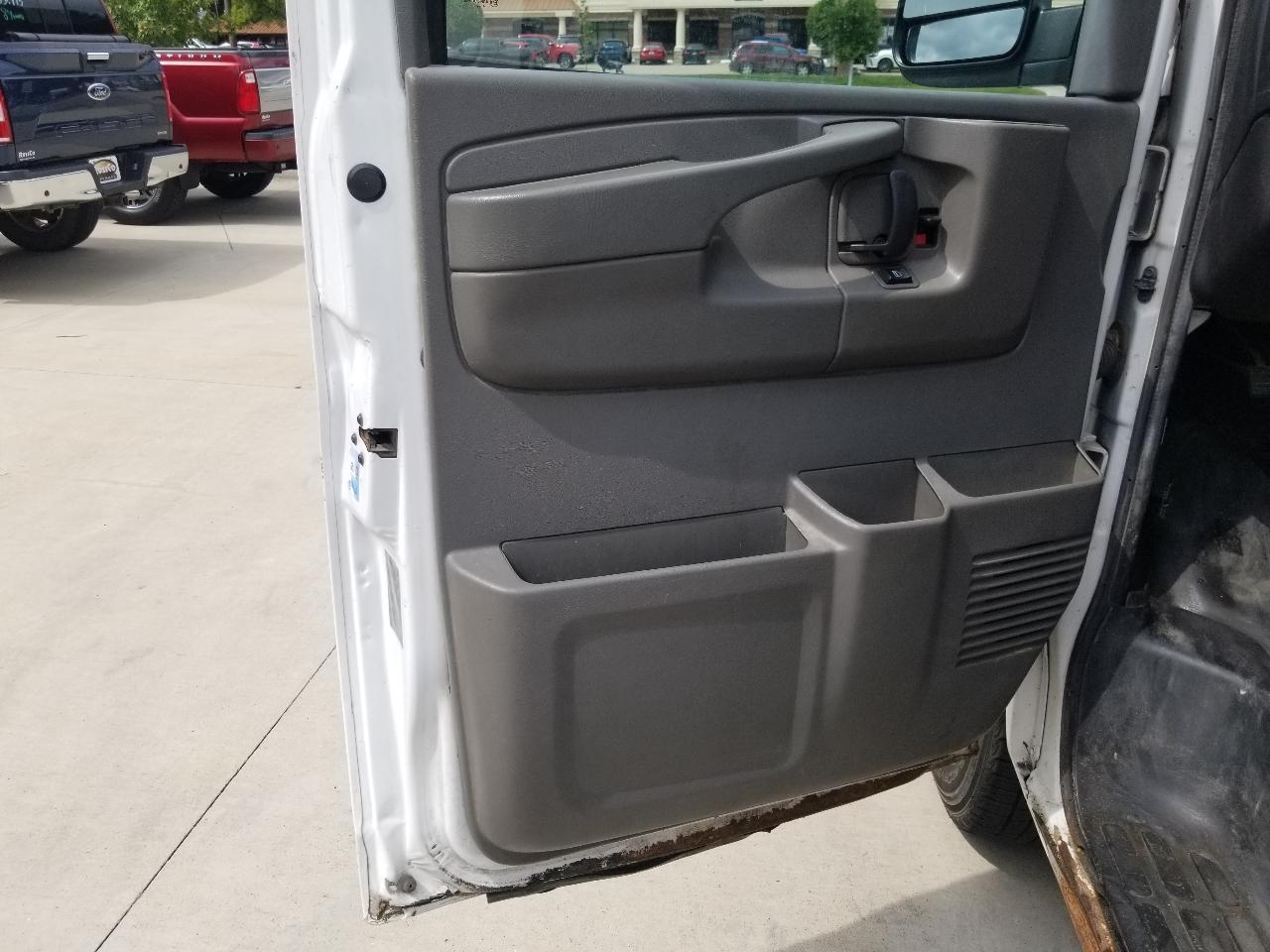 GMC Savana Cargo Van RWD 2500 135" 2015