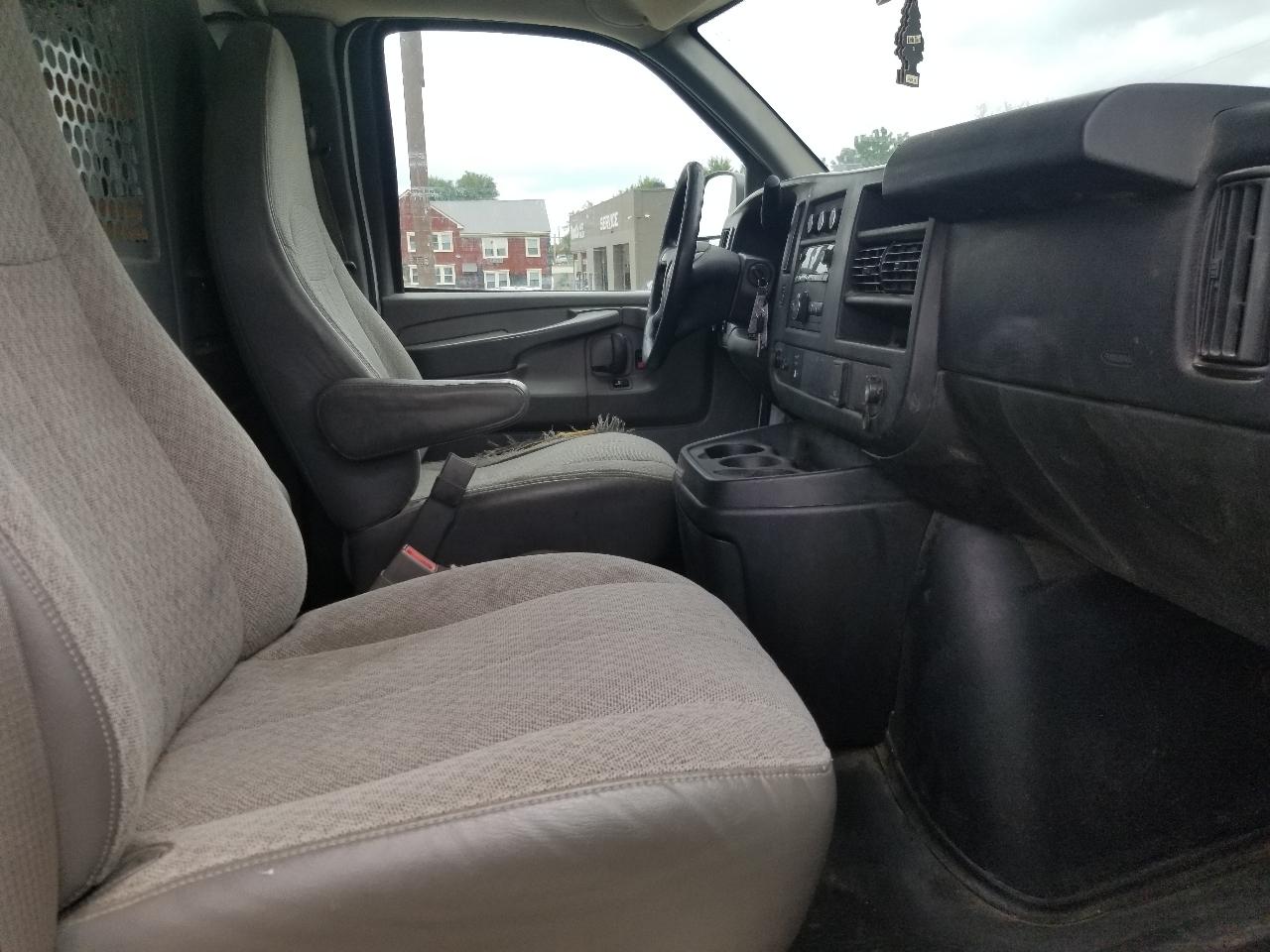 GMC Savana Cargo Van RWD 2500 135" 2015