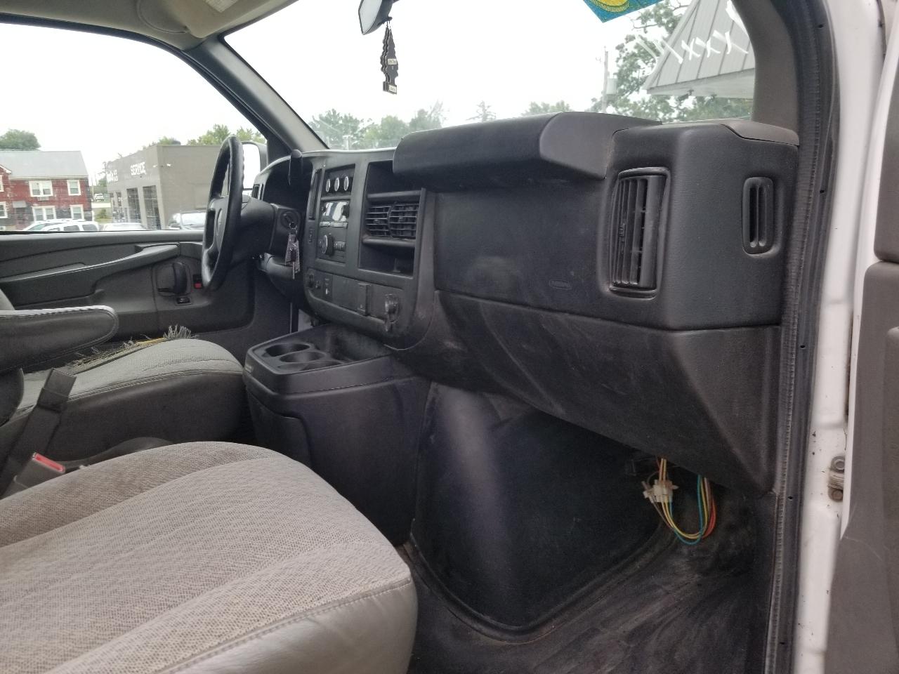 GMC Savana Cargo Van RWD 2500 135" 2015