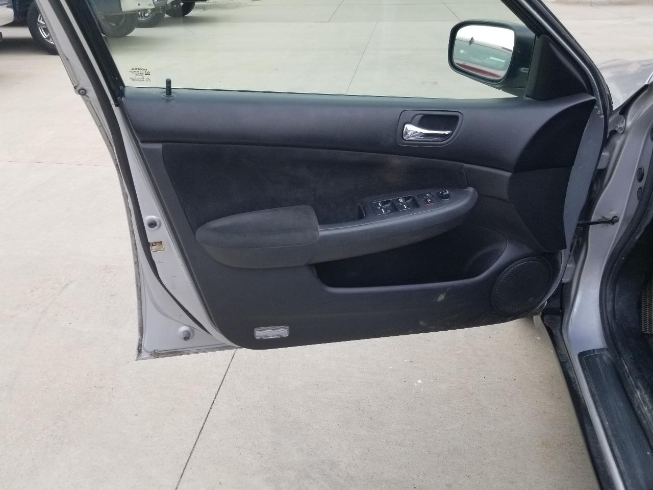 Honda Accord Sdn LX AT 2005