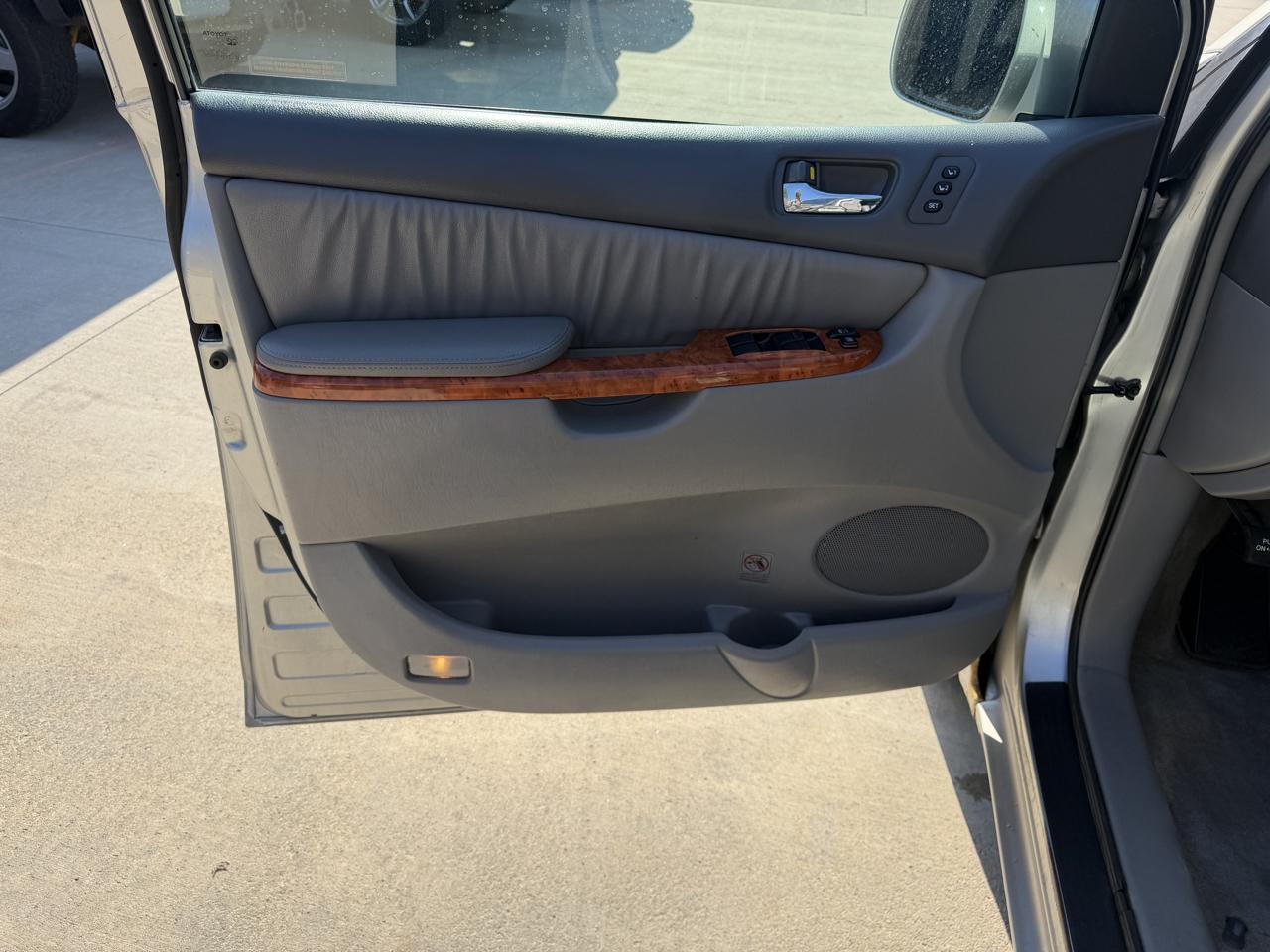 Toyota Sienna 5dr 7-Pass Van XLE AWD (Natl) 2008
