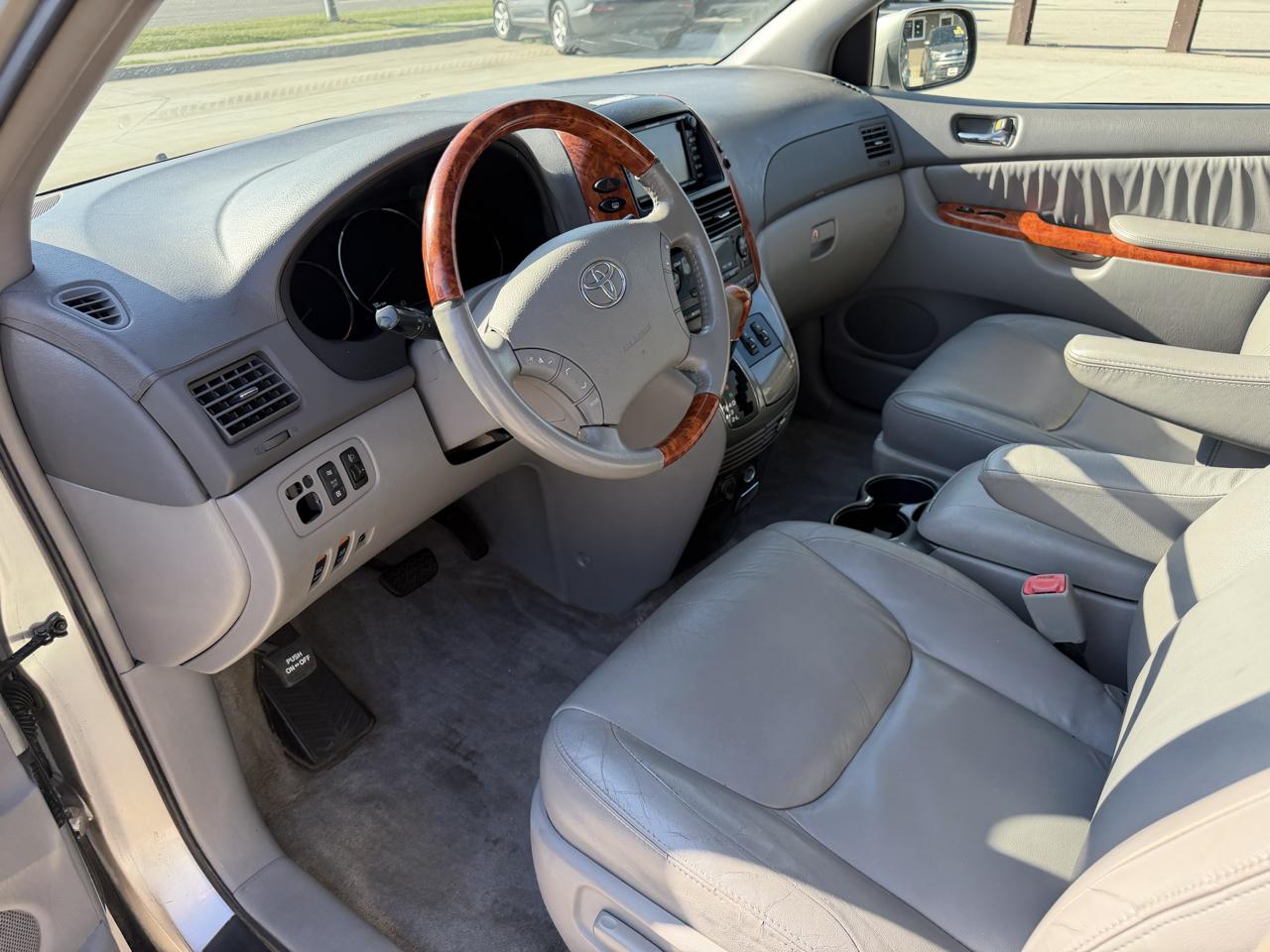 Toyota Sienna 5dr 7-Pass Van XLE AWD (Natl) 2008