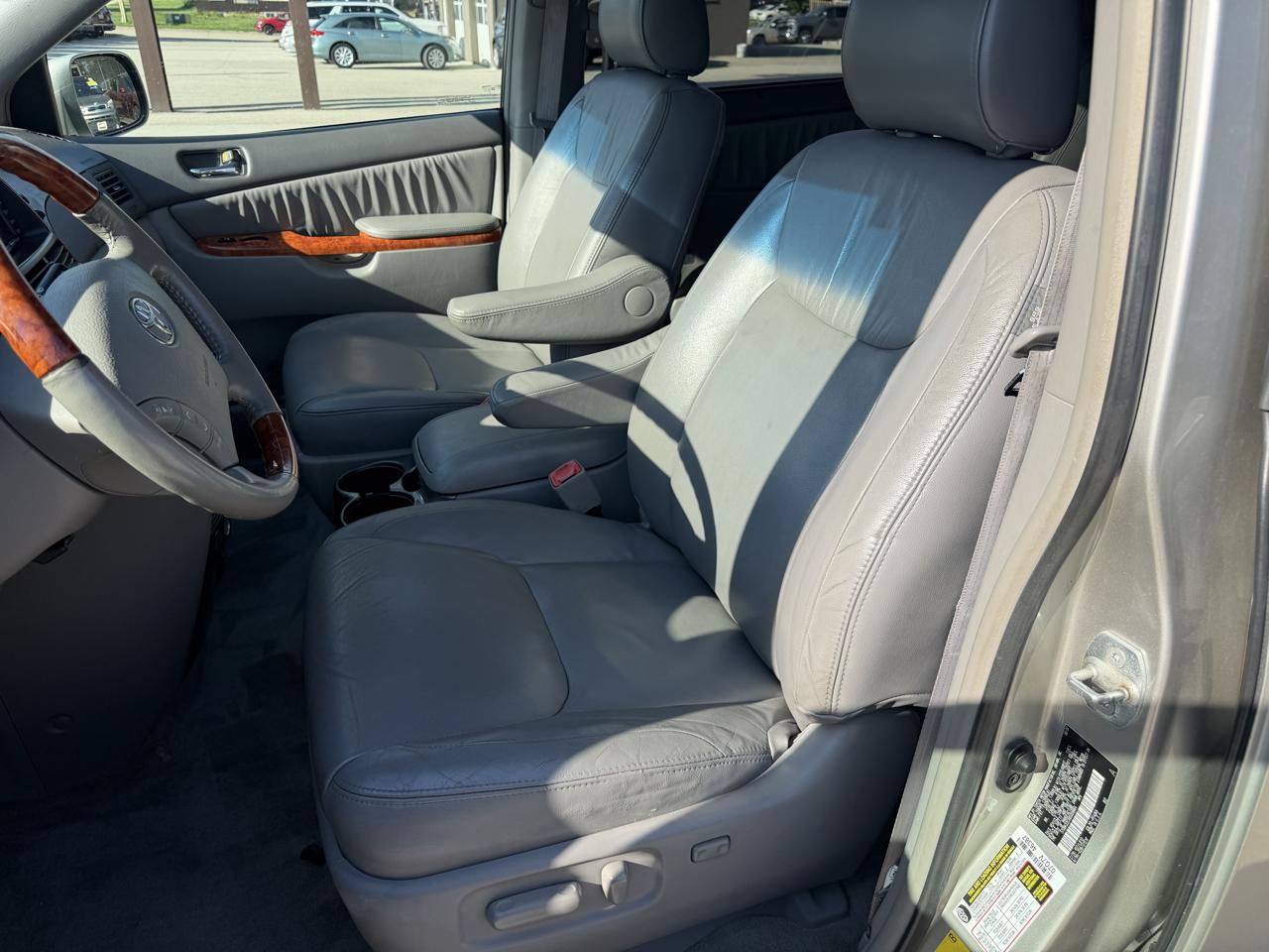Toyota Sienna 5dr 7-Pass Van XLE AWD (Natl) 2008