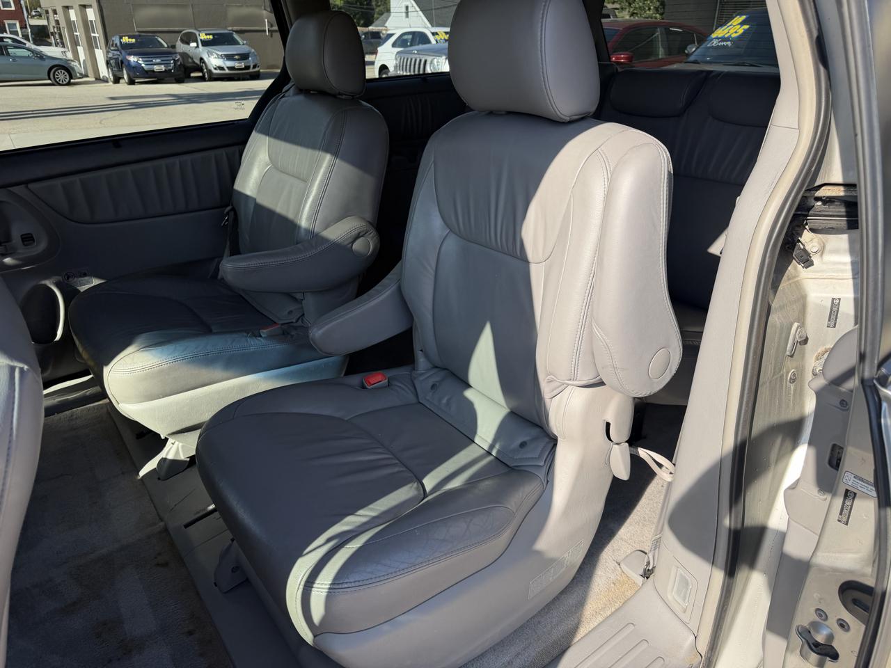 Toyota Sienna 5dr 7-Pass Van XLE AWD (Natl) 2008