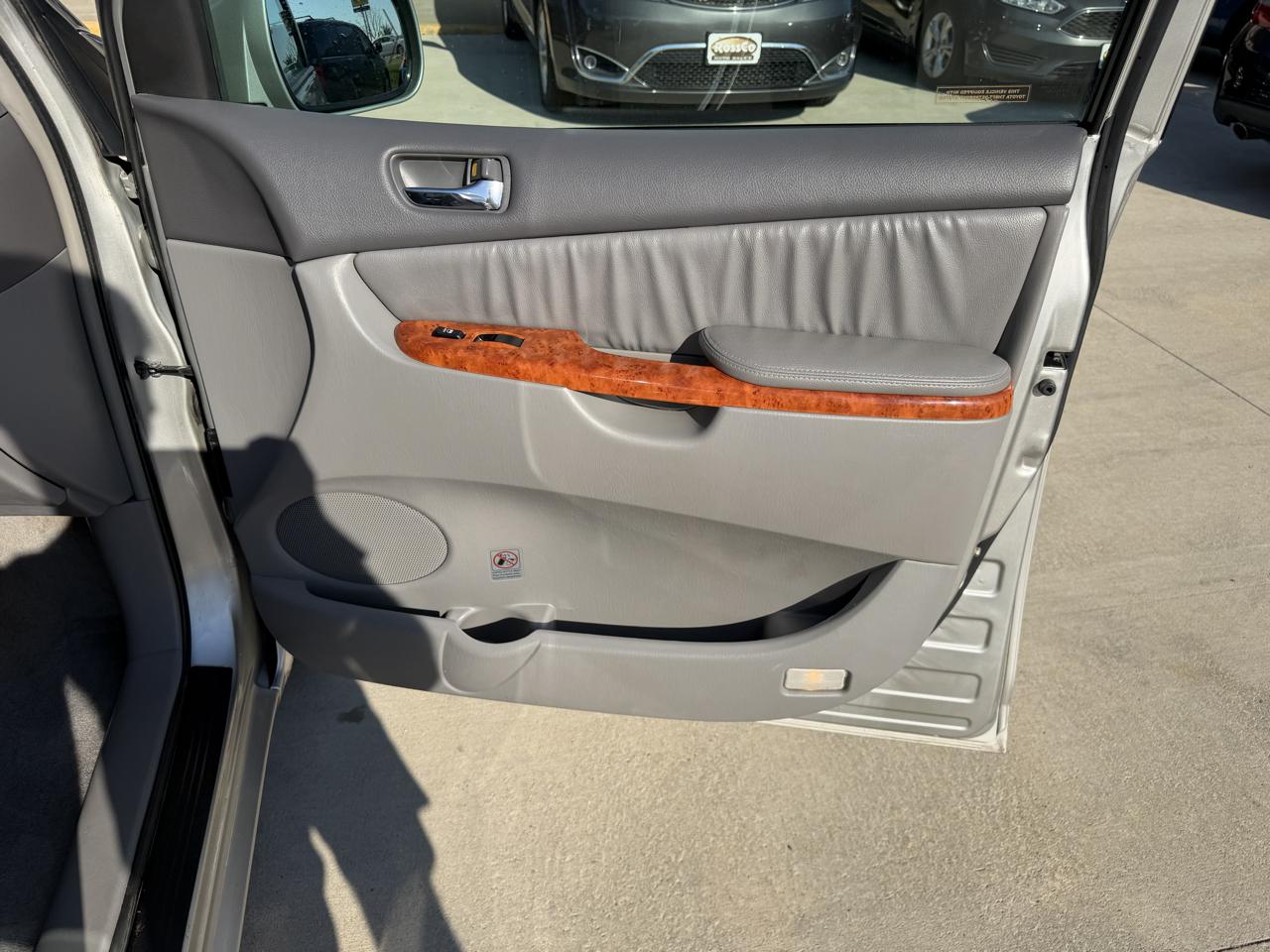 Toyota Sienna 5dr 7-Pass Van XLE AWD (Natl) 2008