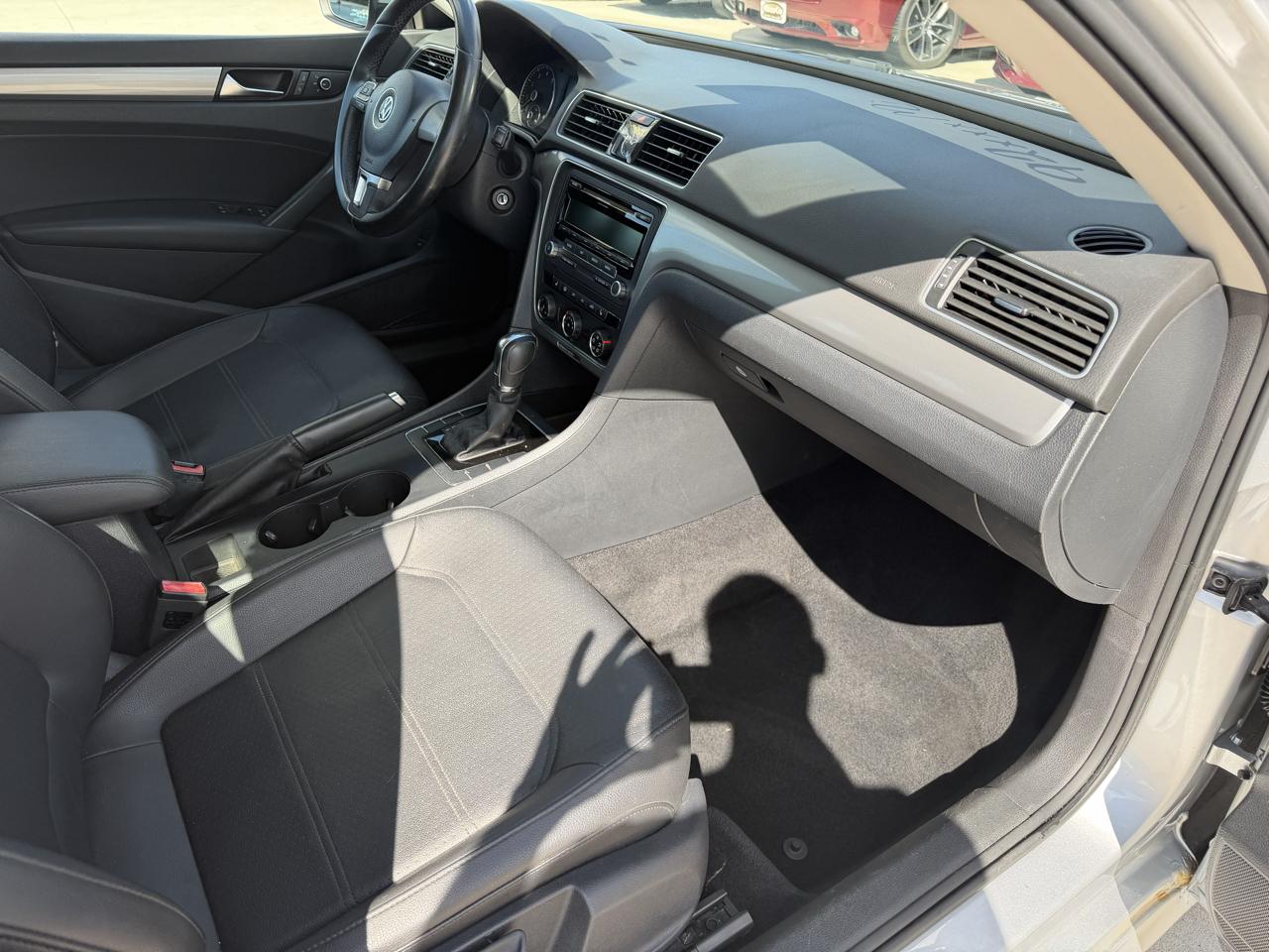 Volkswagen Passat 4dr Sdn 2.5L Auto Wolfsburg Ed *Ltd Avail* 2014
