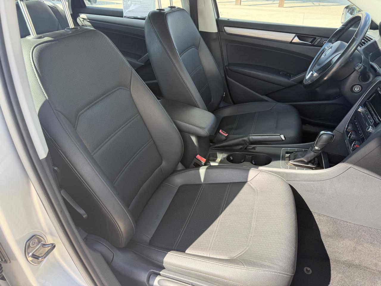 Volkswagen Passat 4dr Sdn 2.5L Auto Wolfsburg Ed *Ltd Avail* 2014