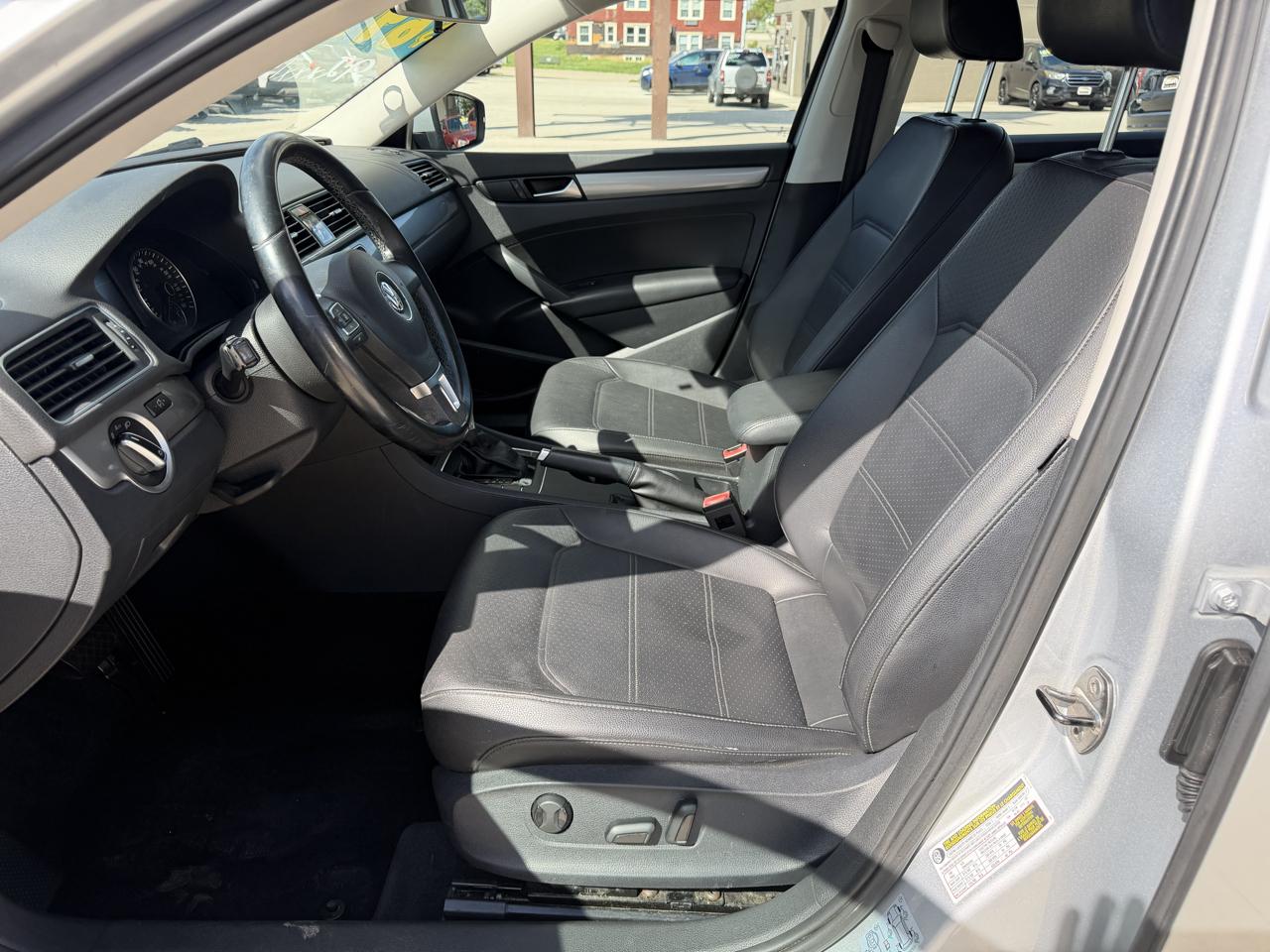 Volkswagen Passat 4dr Sdn 2.5L Auto Wolfsburg Ed *Ltd Avail* 2014