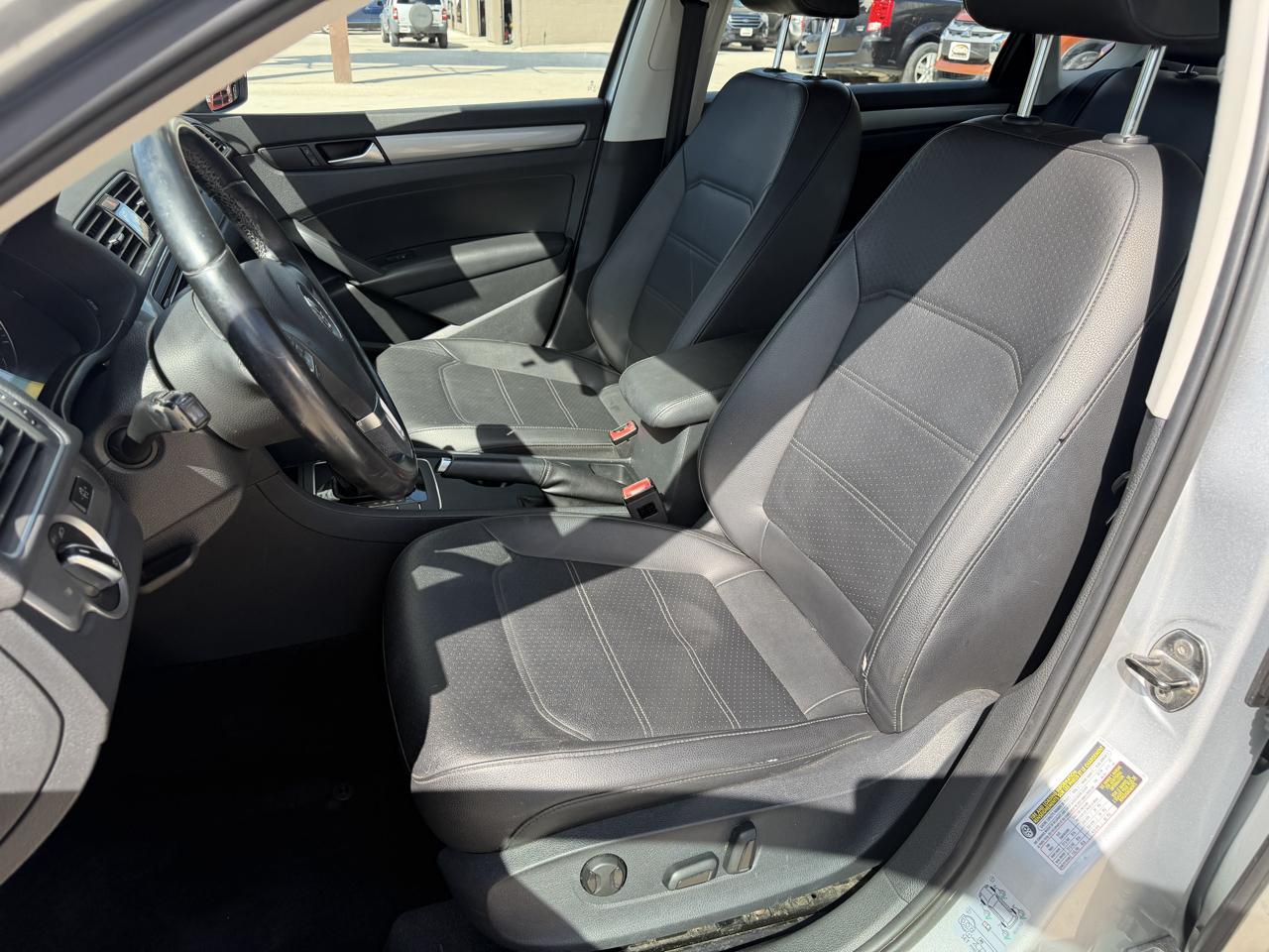 Volkswagen Passat 4dr Sdn 2.5L Auto Wolfsburg Ed *Ltd Avail* 2014