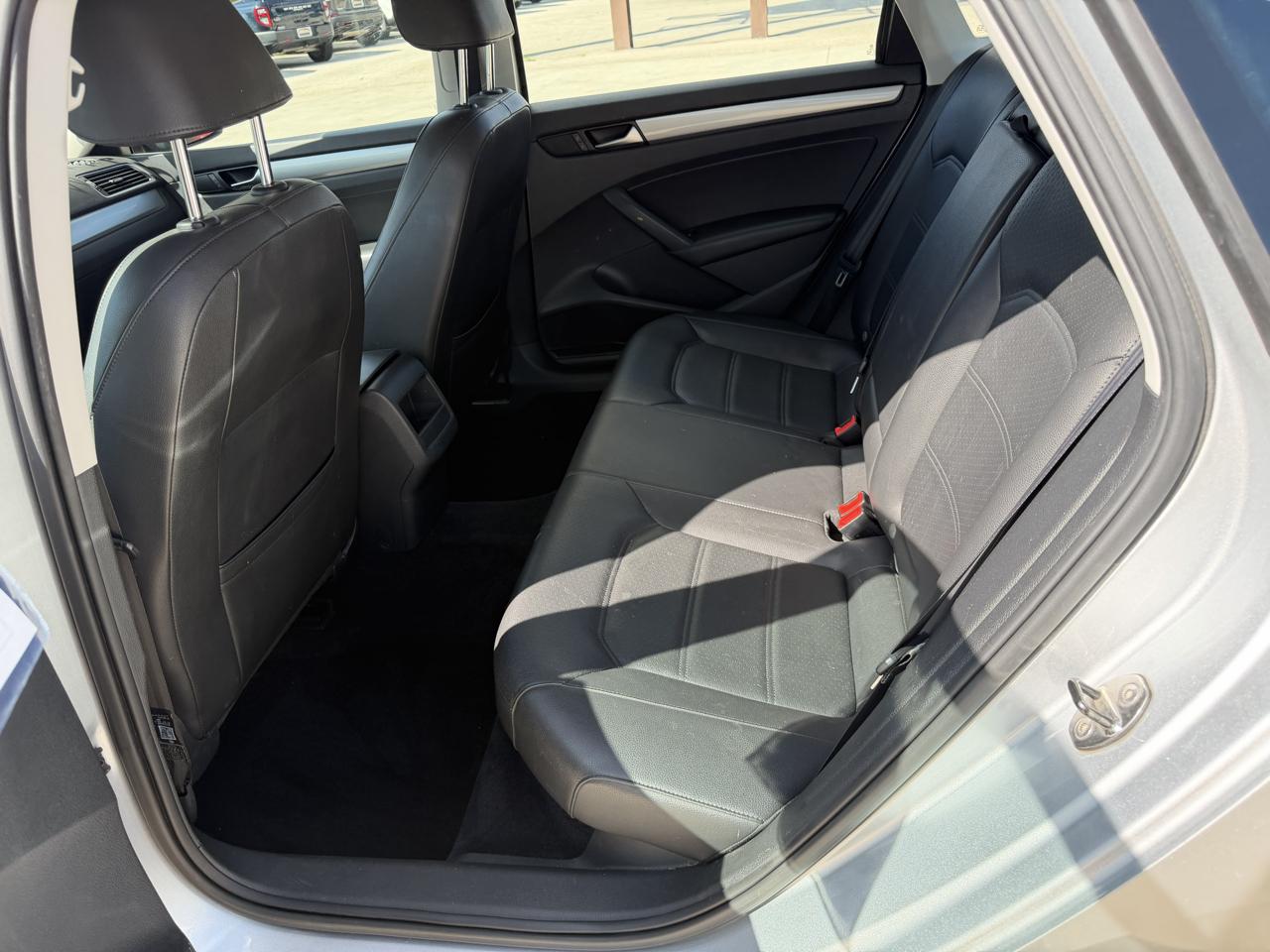 Volkswagen Passat 4dr Sdn 2.5L Auto Wolfsburg Ed *Ltd Avail* 2014