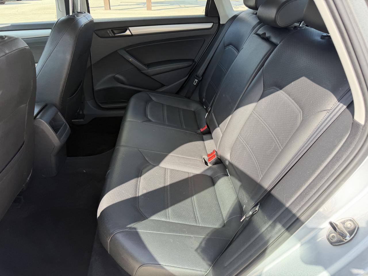 Volkswagen Passat 4dr Sdn 2.5L Auto Wolfsburg Ed *Ltd Avail* 2014