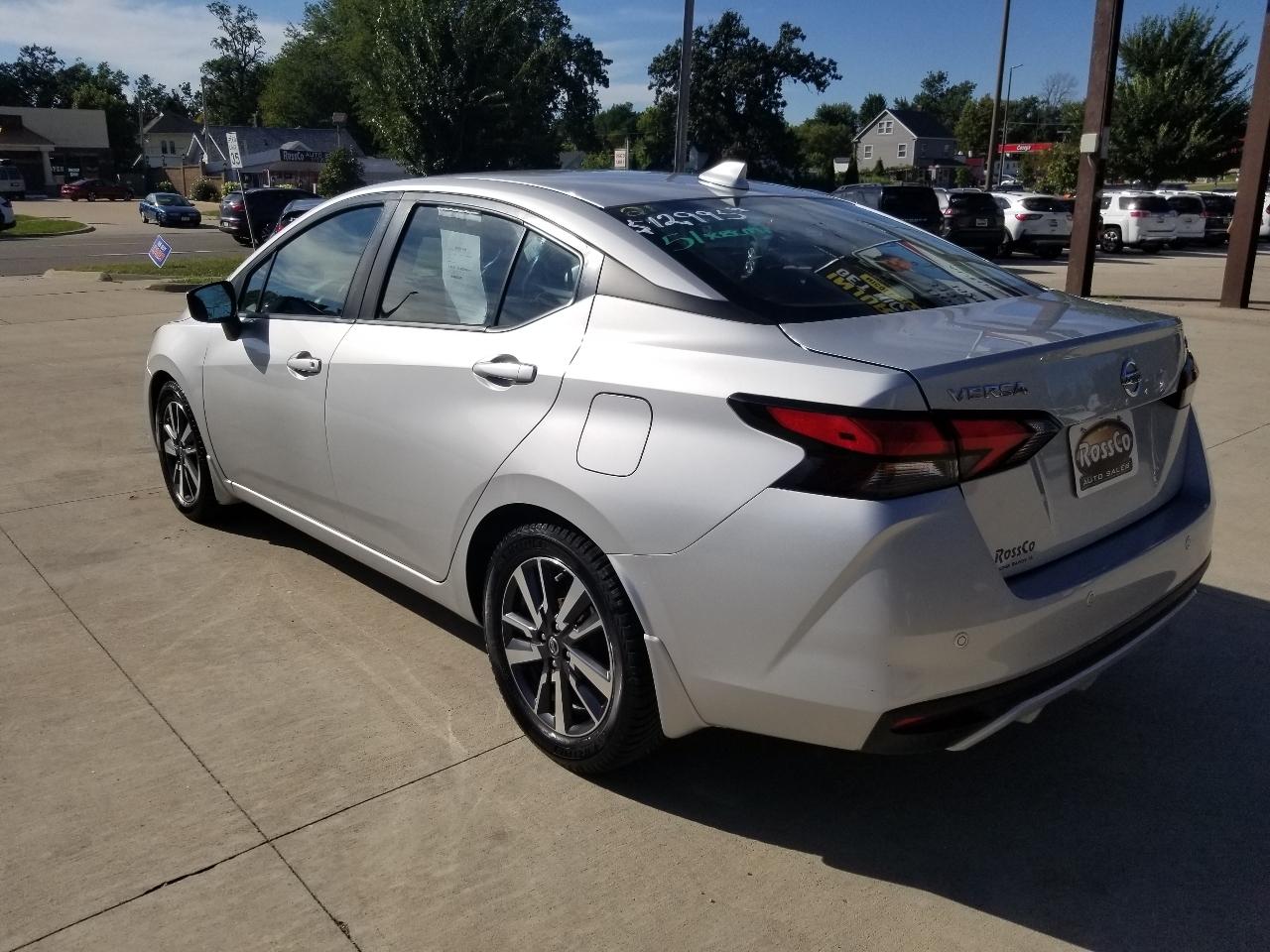 Nissan Versa SV CVT 2021