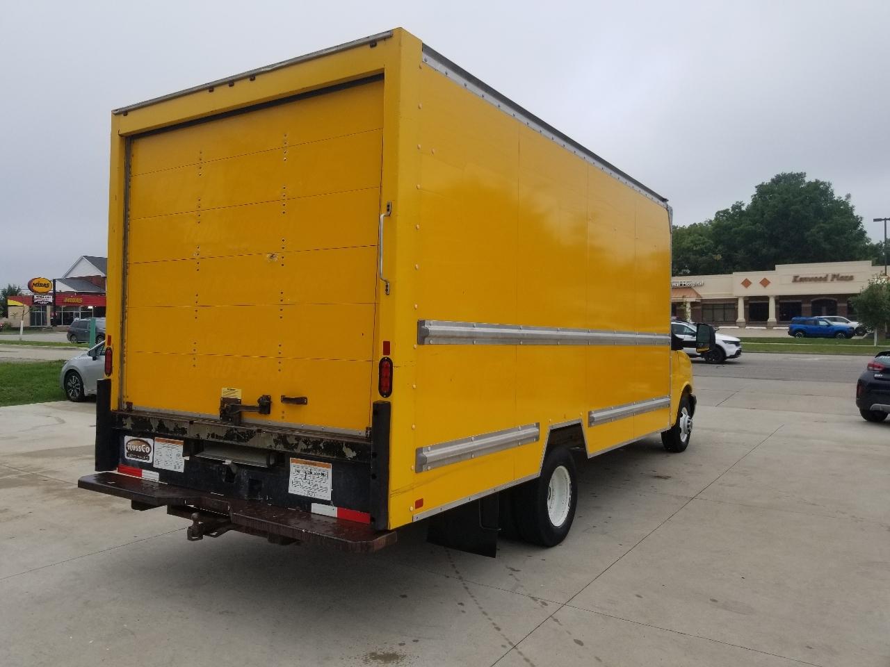 GMC Savana Commercial Cutaway 3500 Van 177" 2017