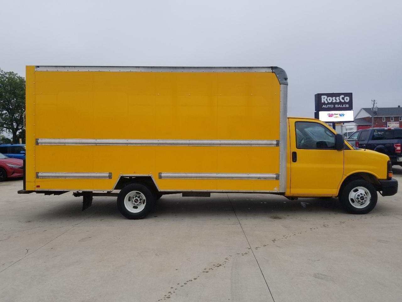 GMC Savana Commercial Cutaway 3500 Van 177" 2017