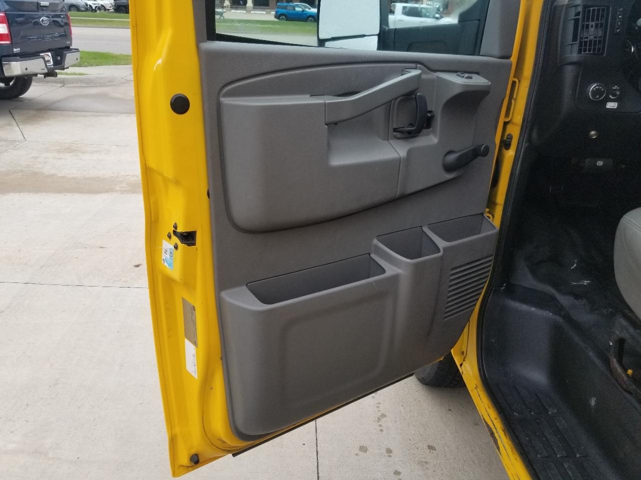 GMC Savana Commercial Cutaway 3500 Van 177" 2017
