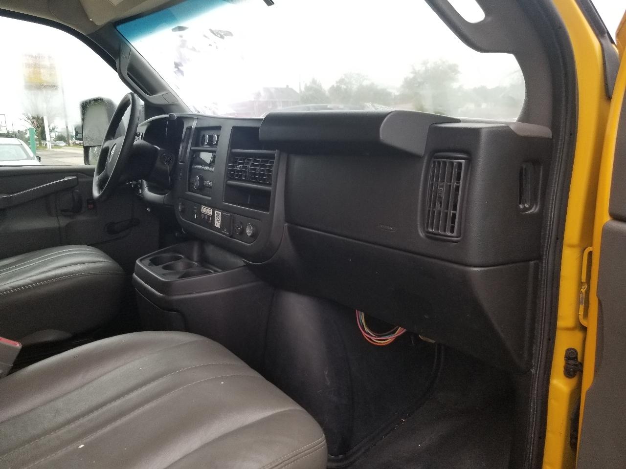 GMC Savana Commercial Cutaway 3500 Van 177" 2017