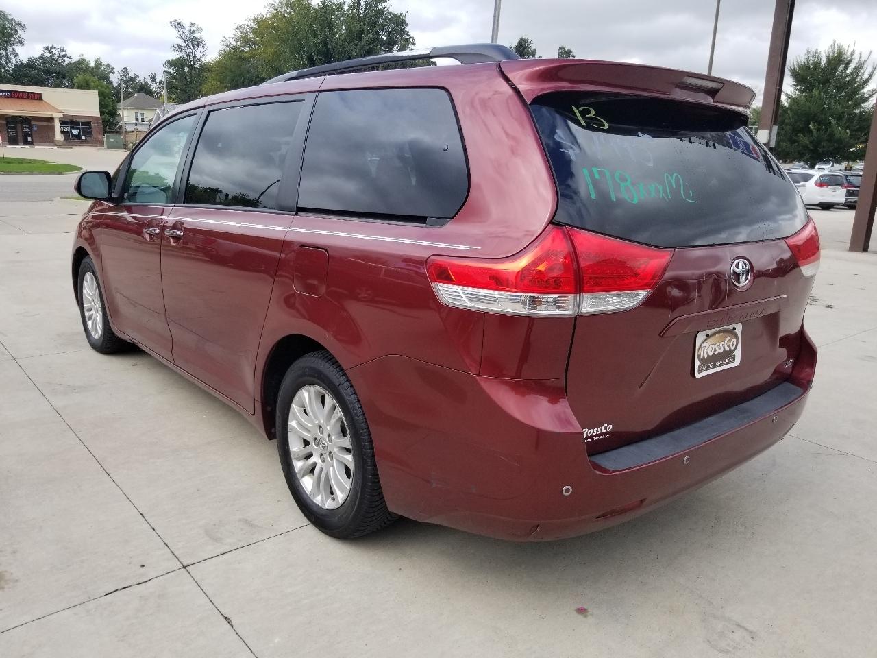 Toyota Sienna 5dr 7-Pass Van V6 XLE AAS FWD (Natl) 2013