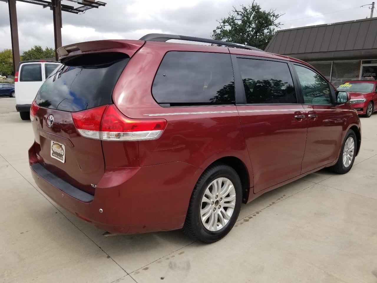 Toyota Sienna 5dr 7-Pass Van V6 XLE AAS FWD (Natl) 2013