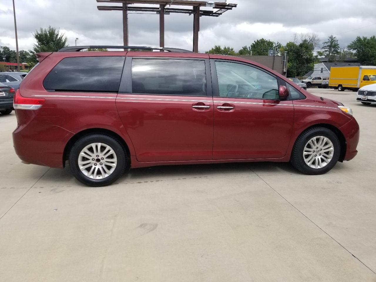 Toyota Sienna 5dr 7-Pass Van V6 XLE AAS FWD (Natl) 2013