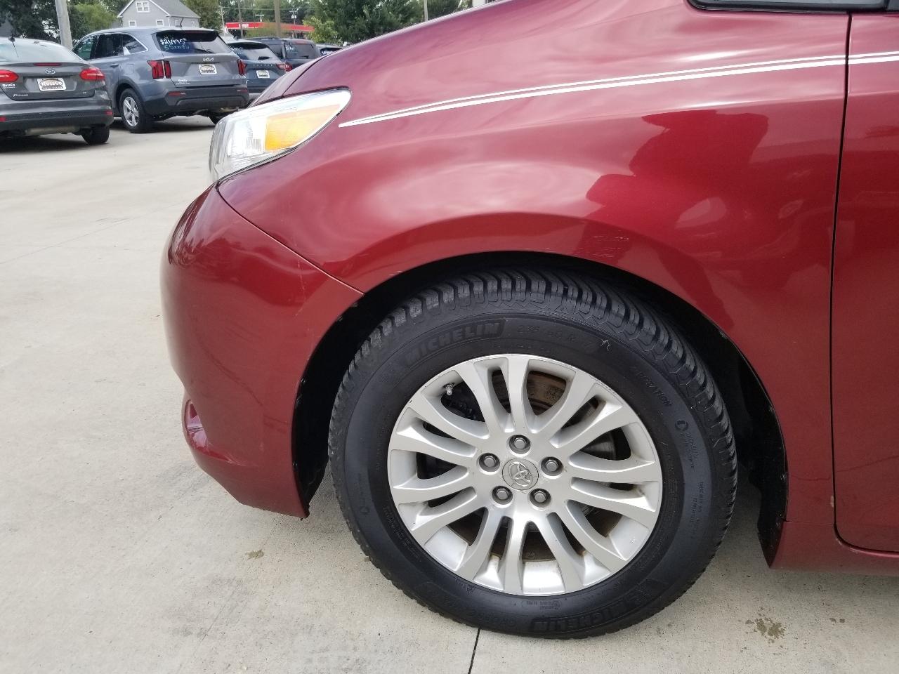 Toyota Sienna 5dr 7-Pass Van V6 XLE AAS FWD (Natl) 2013