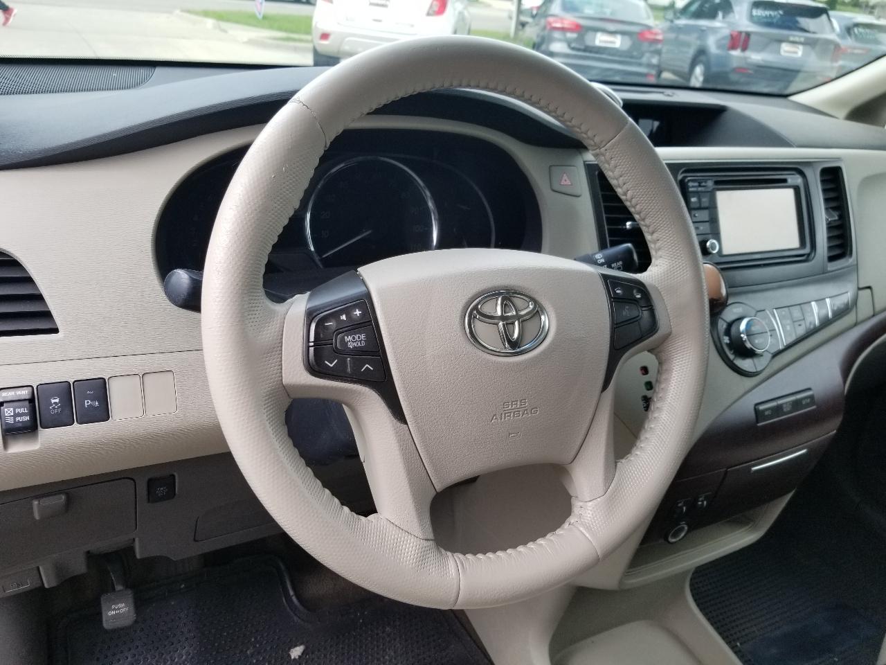 Toyota Sienna 5dr 7-Pass Van V6 XLE AAS FWD (Natl) 2013