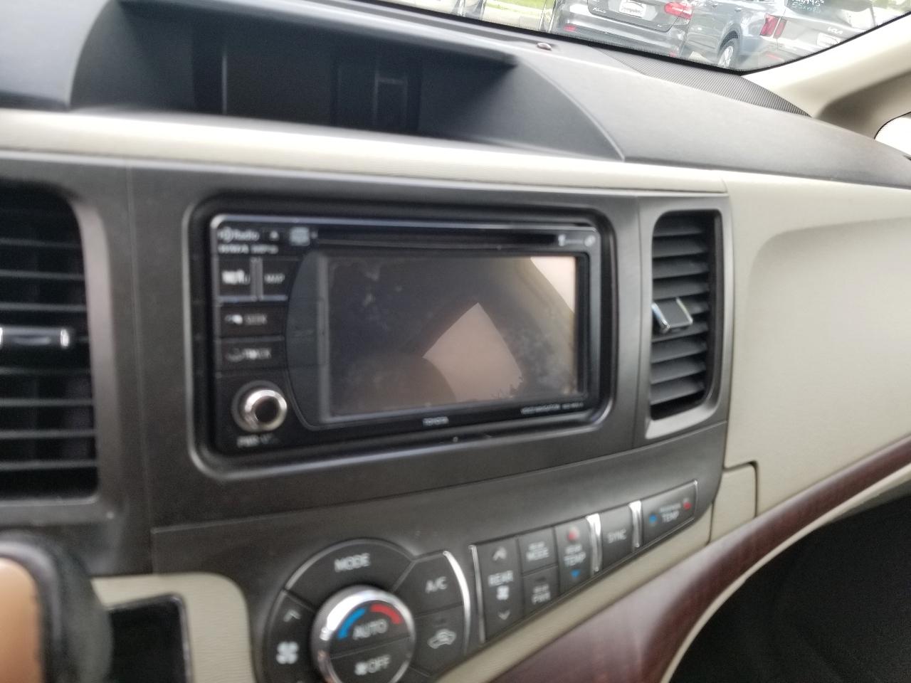 Toyota Sienna 5dr 7-Pass Van V6 XLE AAS FWD (Natl) 2013