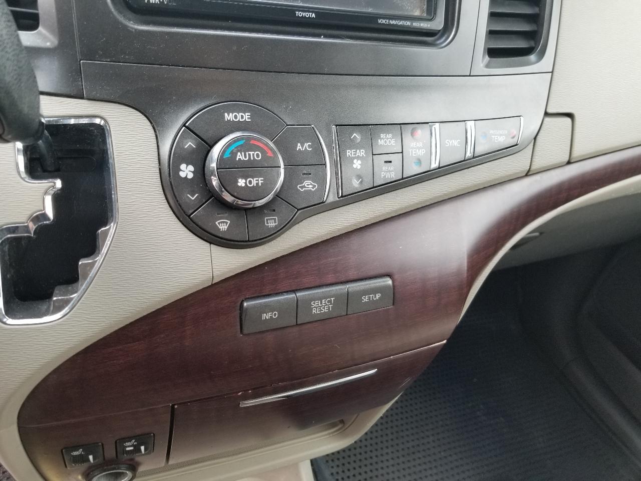 Toyota Sienna 5dr 7-Pass Van V6 XLE AAS FWD (Natl) 2013