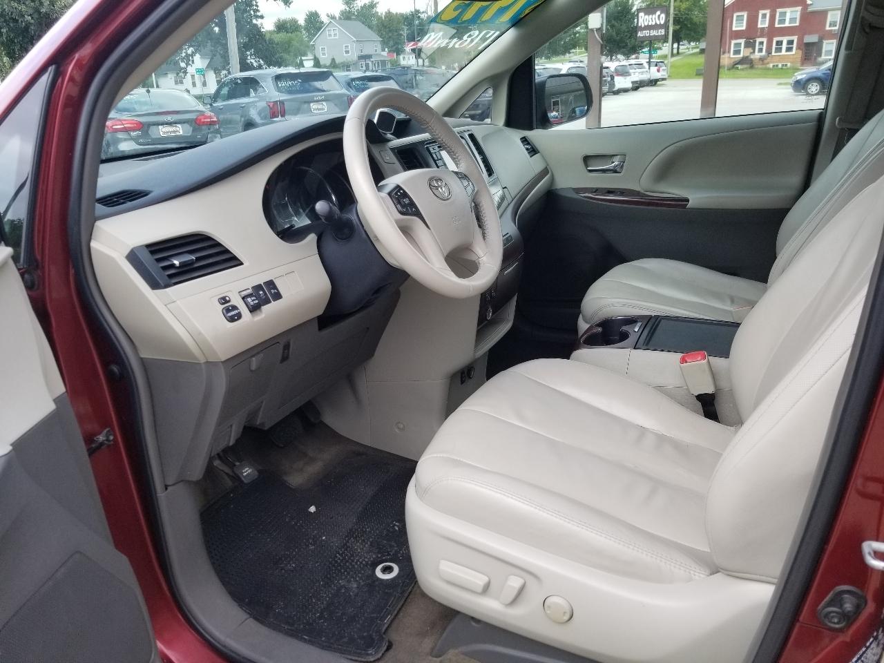 Toyota Sienna 5dr 7-Pass Van V6 XLE AAS FWD (Natl) 2013