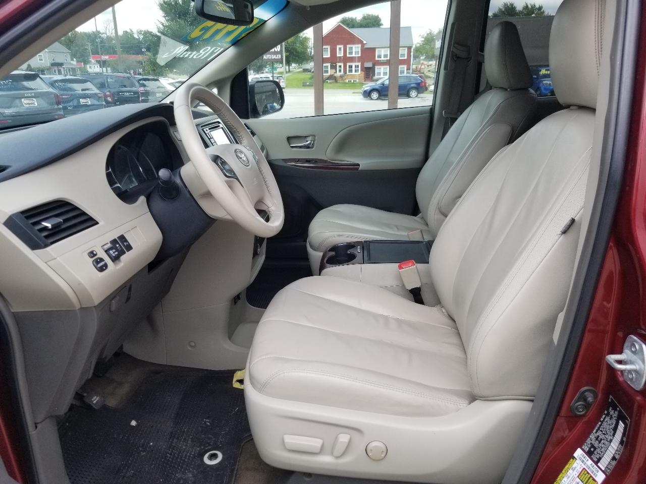 Toyota Sienna 5dr 7-Pass Van V6 XLE AAS FWD (Natl) 2013