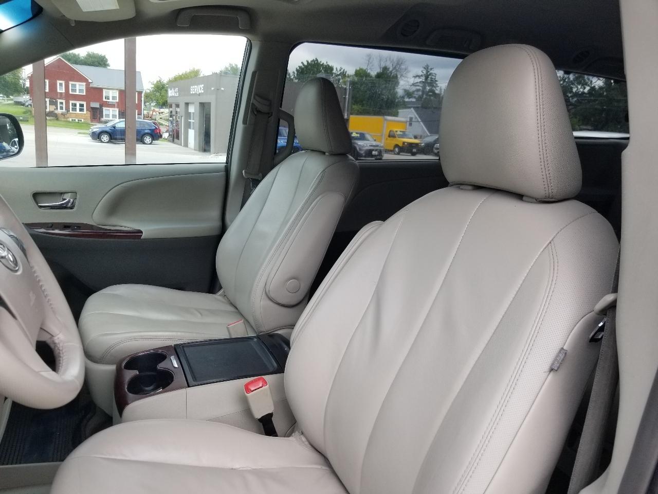 Toyota Sienna 5dr 7-Pass Van V6 XLE AAS FWD (Natl) 2013