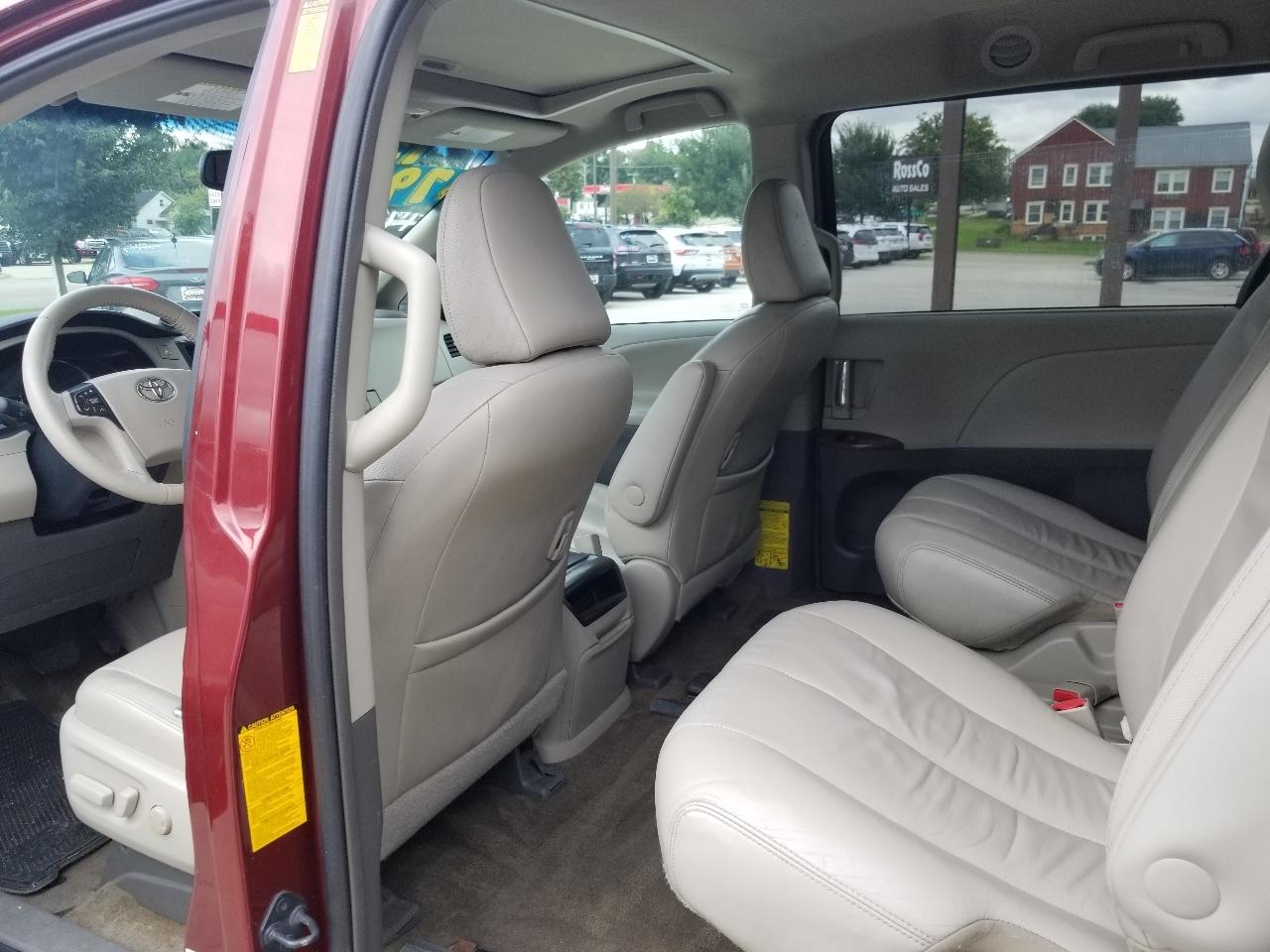 Toyota Sienna 5dr 7-Pass Van V6 XLE AAS FWD (Natl) 2013