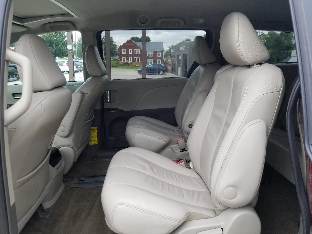 Toyota Sienna 5dr 7-Pass Van V6 XLE AAS FWD (Natl) 2013