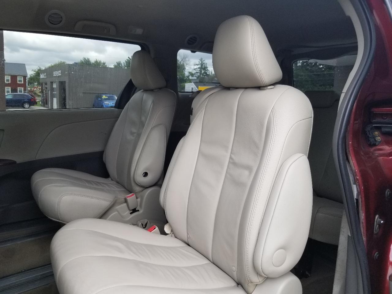 Toyota Sienna 5dr 7-Pass Van V6 XLE AAS FWD (Natl) 2013