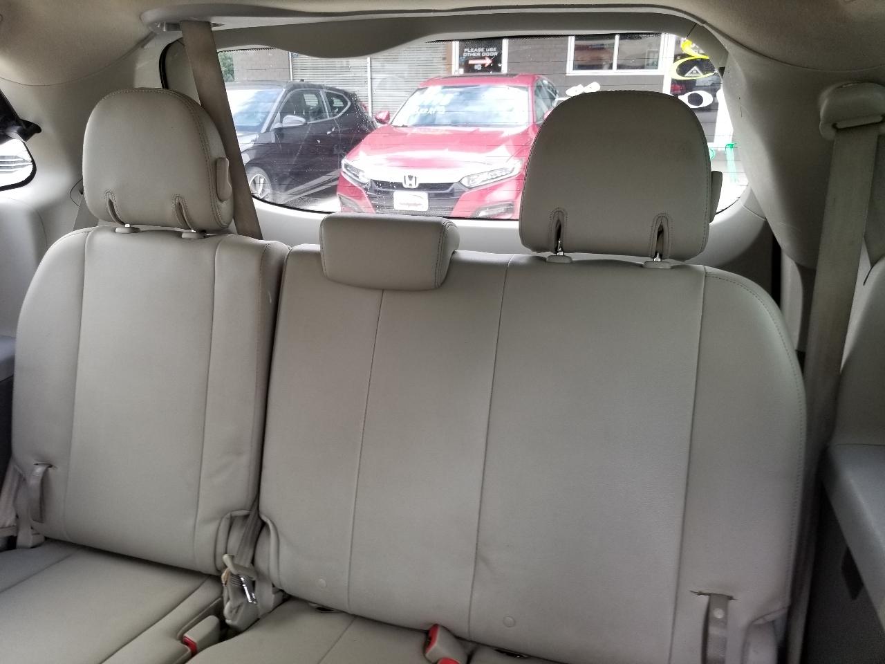 Toyota Sienna 5dr 7-Pass Van V6 XLE AAS FWD (Natl) 2013