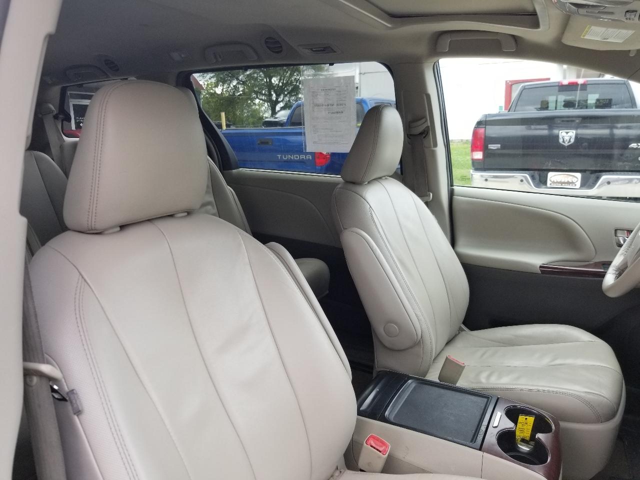 Toyota Sienna 5dr 7-Pass Van V6 XLE AAS FWD (Natl) 2013