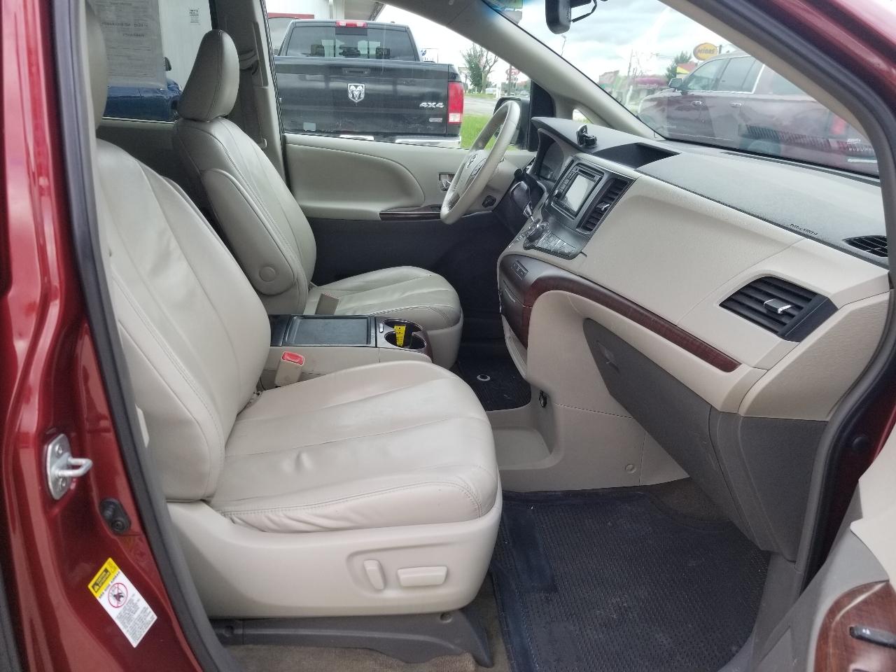 Toyota Sienna 5dr 7-Pass Van V6 XLE AAS FWD (Natl) 2013