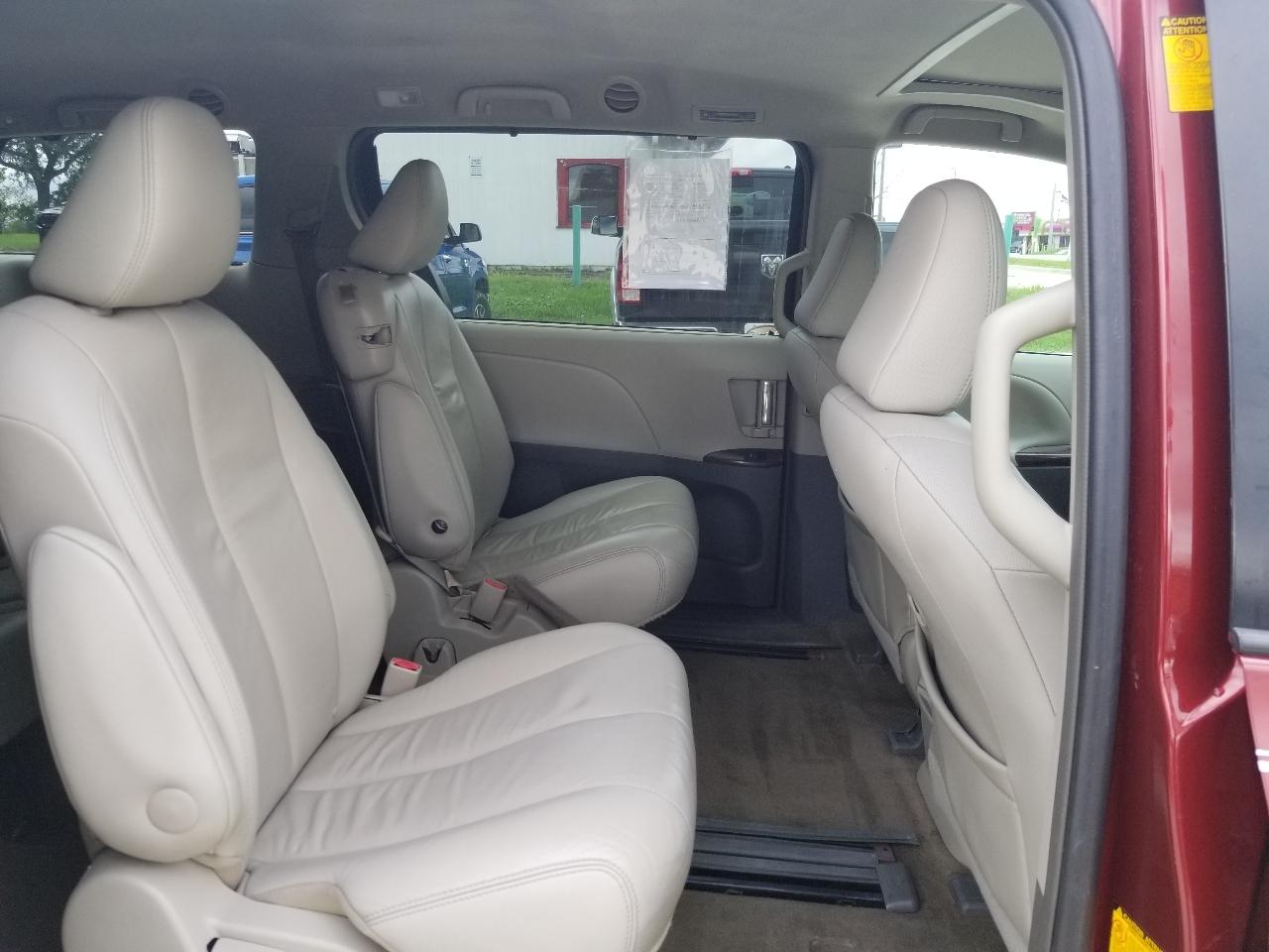 Toyota Sienna 5dr 7-Pass Van V6 XLE AAS FWD (Natl) 2013